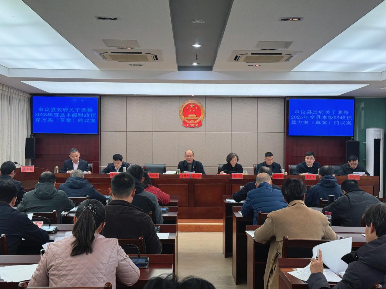 县十八届人大常委会举行第二十八次会议